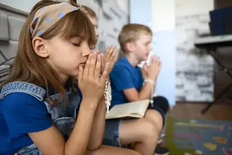 kids praying together